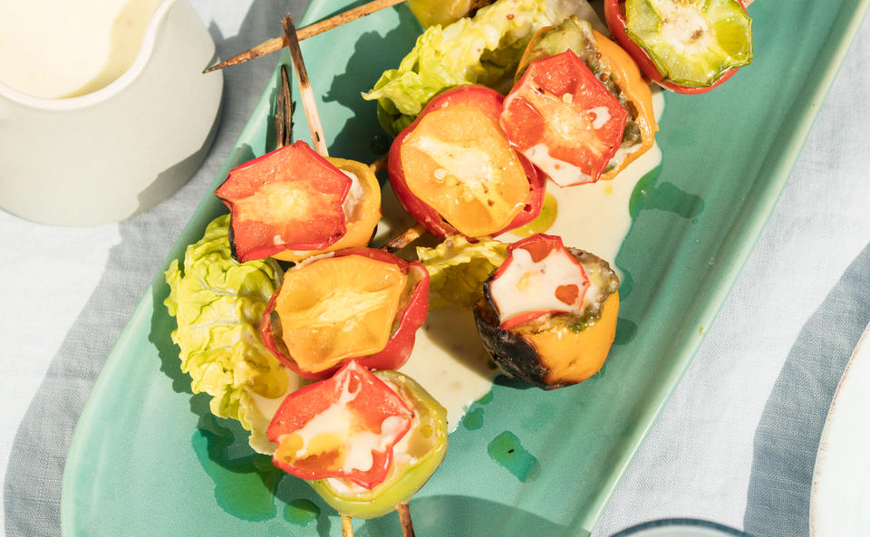 Paprikaspieße mit Avocado-Topfenfülle