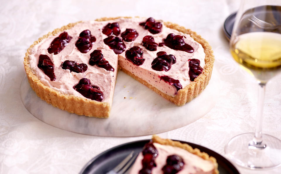 Geeiste Tarte mit Heidelbeeren (no bake) • Rezept • GUSTO.AT