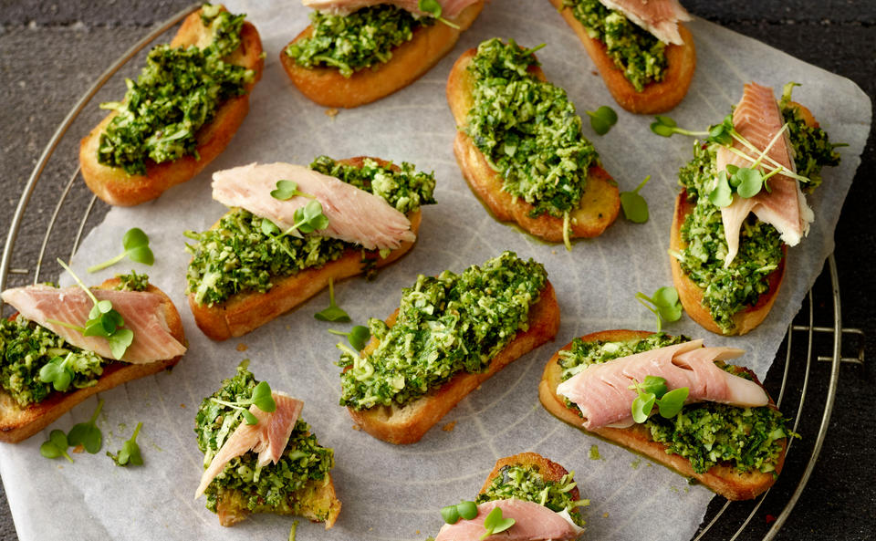 Ciabatta mit Kürbiskernpesto und Räucherforelle