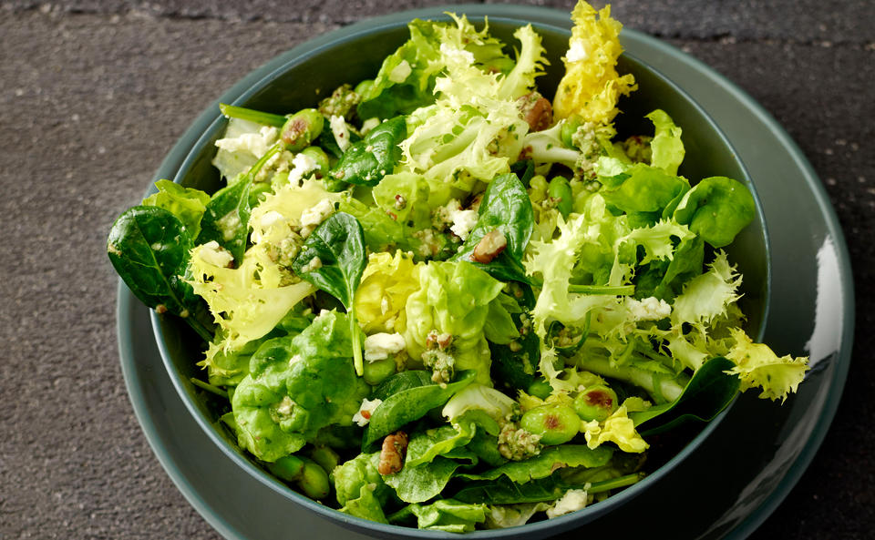 Salat mit Feta-Rucola-Nusspesto