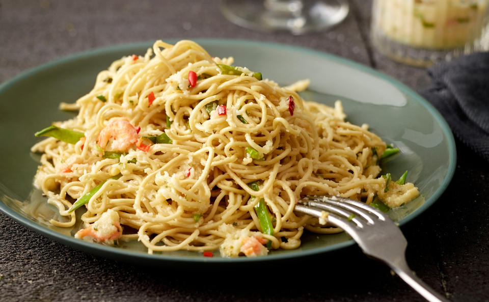 Asianudeln mit Zuckerschoten und Kokos-Garnelenpesto