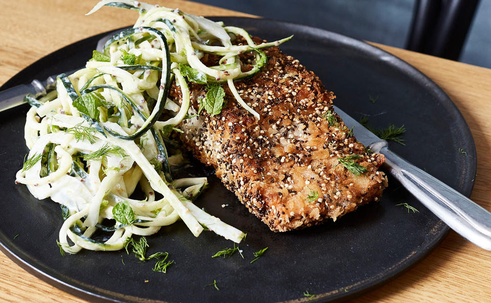 Lachs mit Quinoa-Panier und Zucchini-Fenchelsalat • Rezept • GUSTO.AT