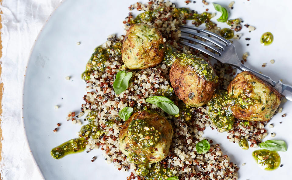 Hühner-Zucchini-Polpette mit Pistazienpesto und Quinoa