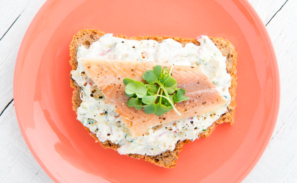 Zucchini-Radieschenaufstrich mit Räucherfisch und Kresse