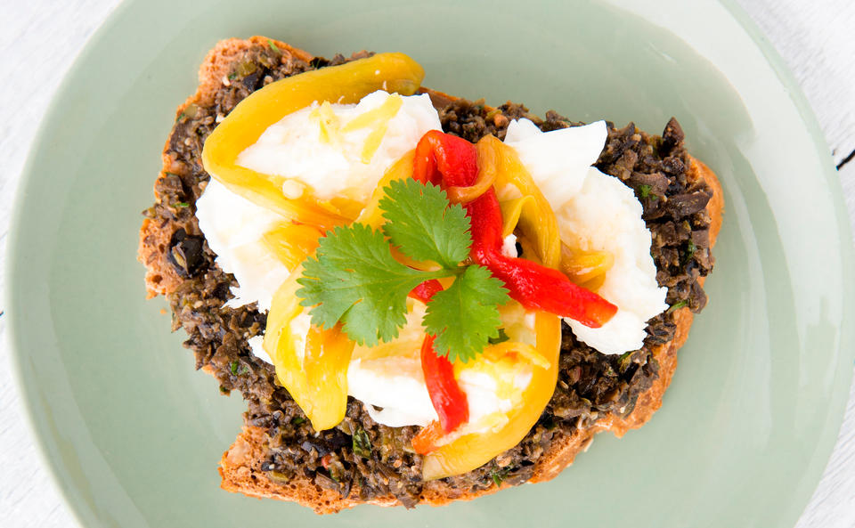 Gebrannte Chilis auf Büffelmozzarella und Oliventapenade