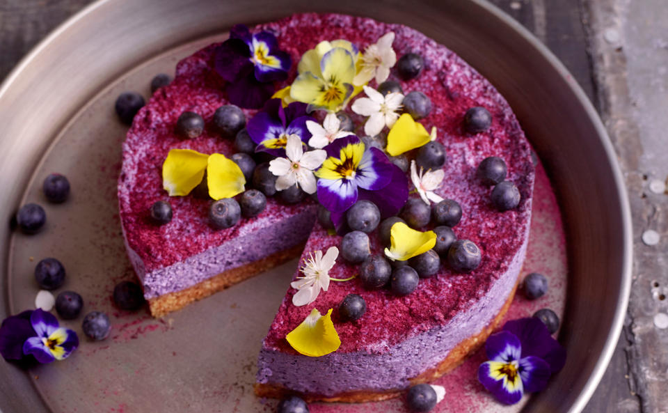 Heidelbeer-Zitronen-Cheesecake mit Blüten