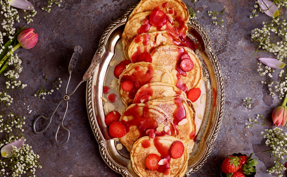 Pancakes mit Erdbeer-Holunderblütensirup