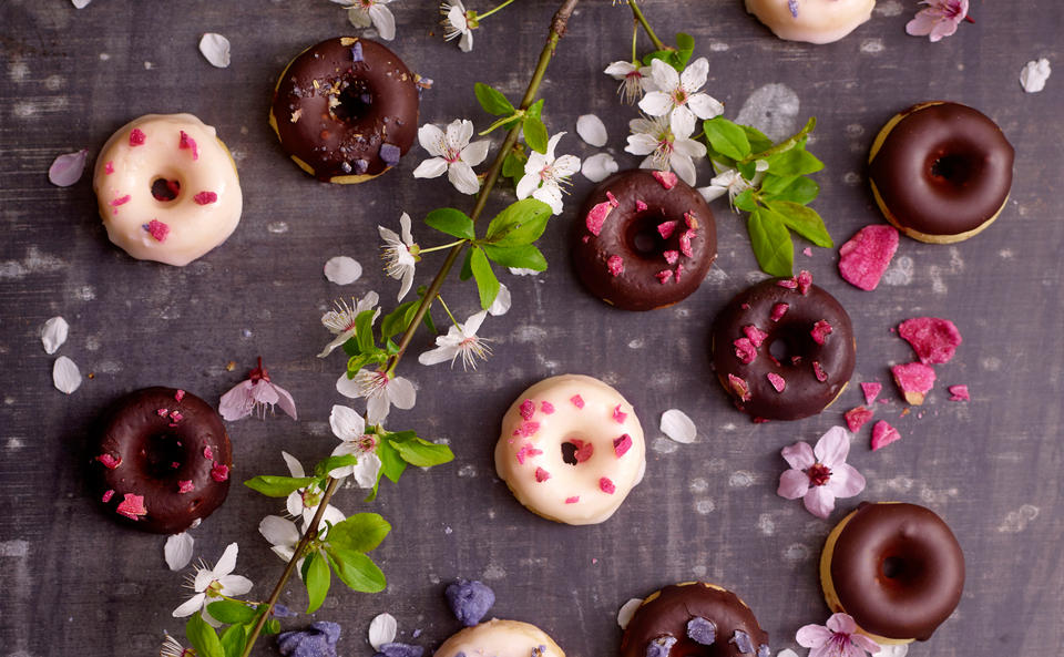 Mini Donuts mit kandierten Blüten