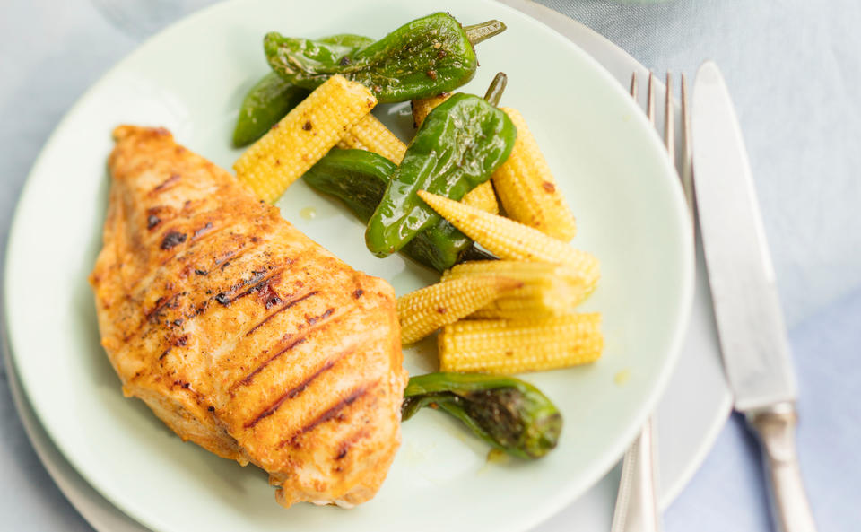 Gegrillte Hühnerfilets mit Gewürzpaste und Chimichurri