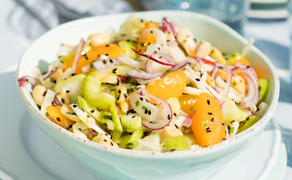 Fenchel-Marillensalat mit Sesam und Cashews