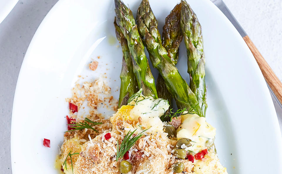 Ofenspargel mit Eisalat und Chili-Bröseln