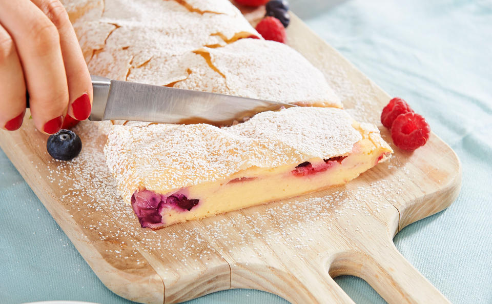 Topfenstrudel mit Beeren • Rezept • GUSTO.AT