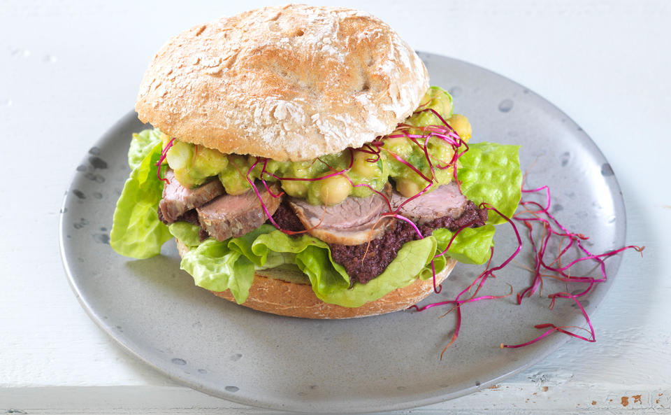 Weckerl mit Lammfilets, Tapenade und Kichererbsen