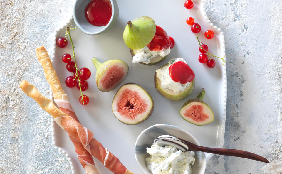 Grissini mit Rohschinken und Feigen mit Minzcreme