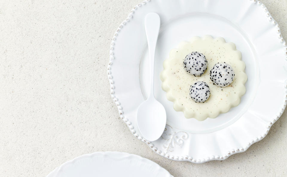 Mandel Panna Cotta mit weißer Drachenfrucht