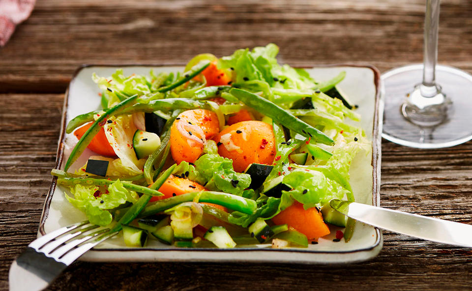 Blattsalat mit Gurken, Marillen und Vanilledressing