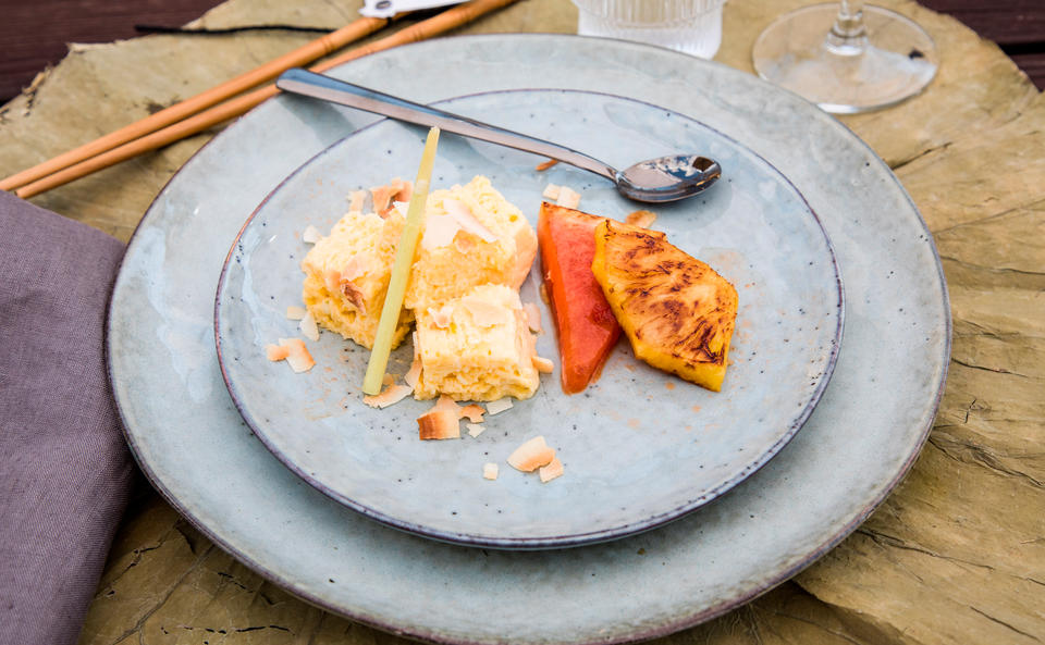 Kokosparfait mit Zitronengras und gegrillten Früchten • Rezept