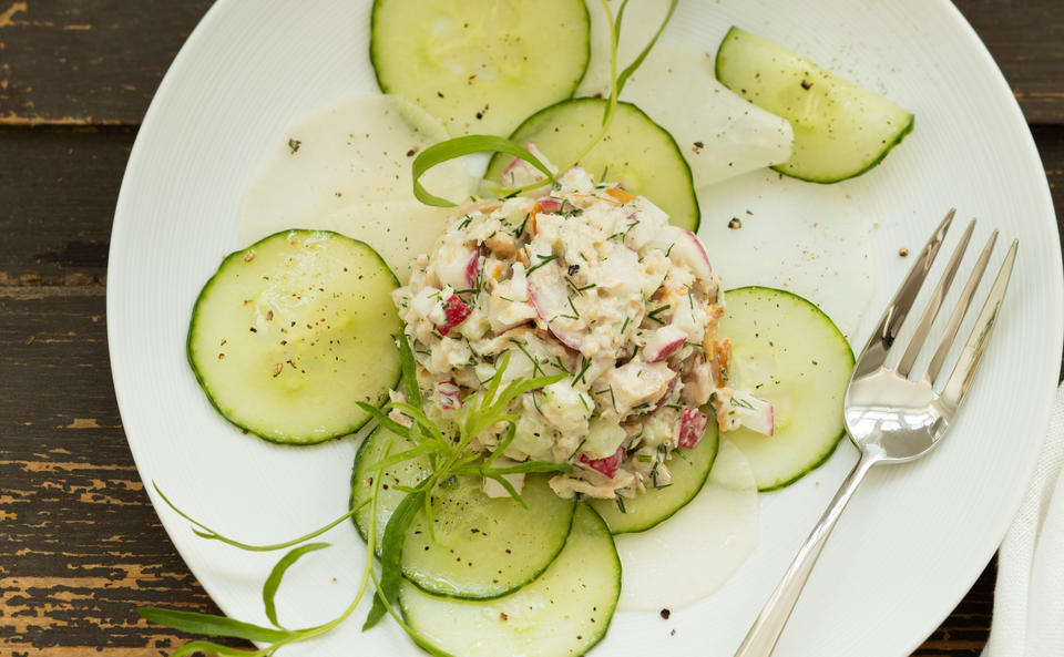 Räucherfischtatar mit Gurken-Rettich-Salat