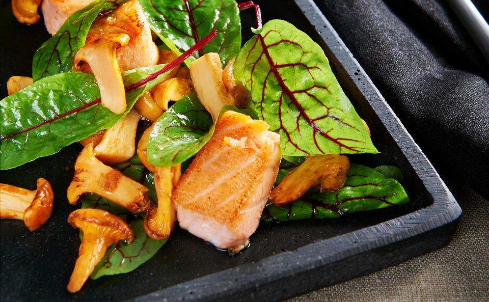 Schwammerlsalat mit Lachs und Blutampfer