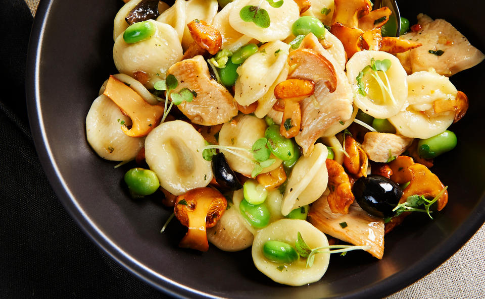 Orecchiette mit Eierschwammerl, Huhn und Sojabohnen