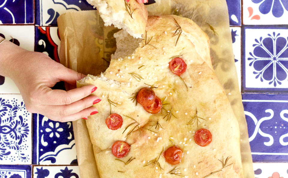 Focaccia mit Rosmarin und Paradeisern