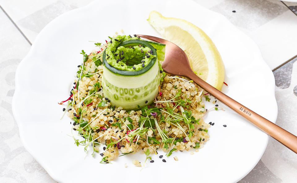 Gurken-Erbsen-Röllchen auf Quinoa-Sprossen-Salat