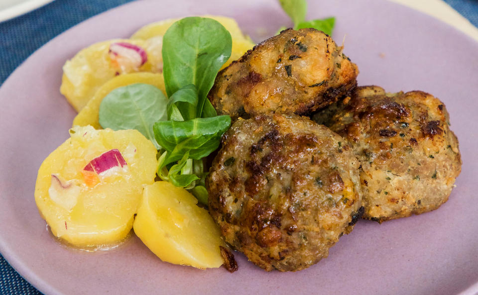 Faschierte Laibchen mit Erdäpfel-Vogerlsalat