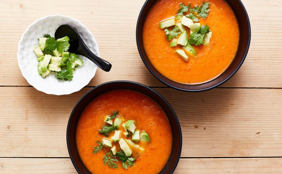 Paradeiser-Paprika-Suppe mit Avocado-Topping