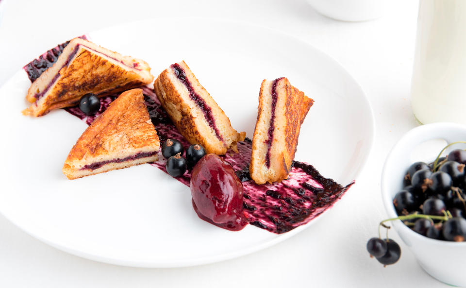 Brioche-Pofesen mit Brombeeren und schwarzem Ribiselsorbet