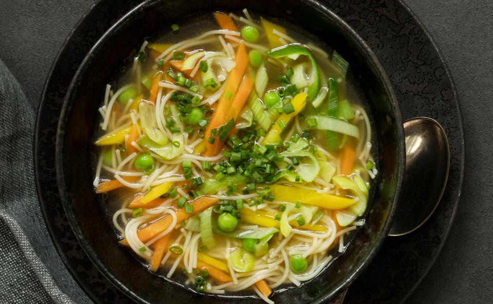 Knochensuppe vom Hendl mit Gemüse und Nudeln
