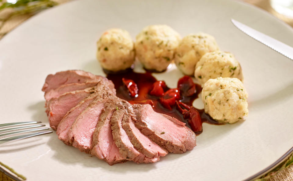 Rehfilet mit Hagebuttensauce und Majoranknödel