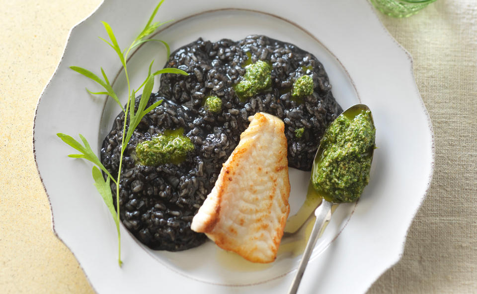 Sepia-Risotto mit Seeteufel und Estragonpesto • Rezept • GUSTO.AT