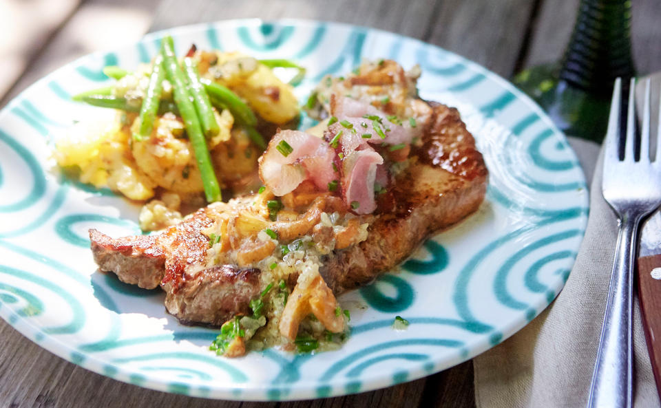 Rostbraten mit Eierschwammerlsauce und Rösterdäpfel