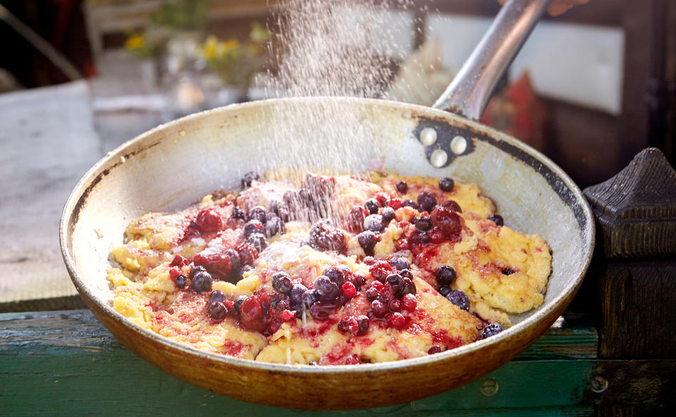 Rahmschmarrn mit Weichselkompott und Beeren