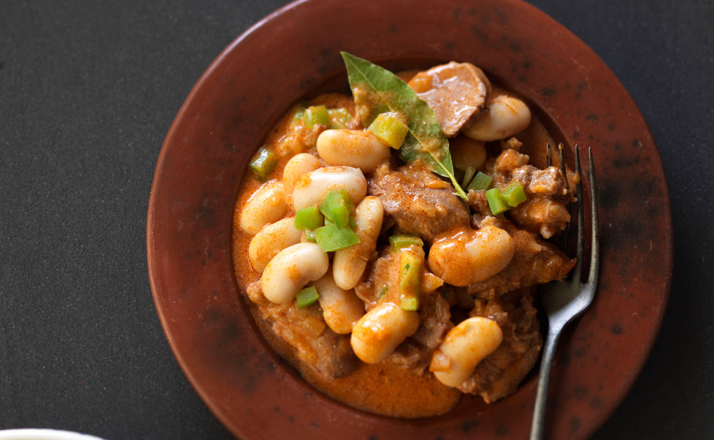 Lammgulasch mit Paprika und Bohnen • Rezept • GUSTO.AT