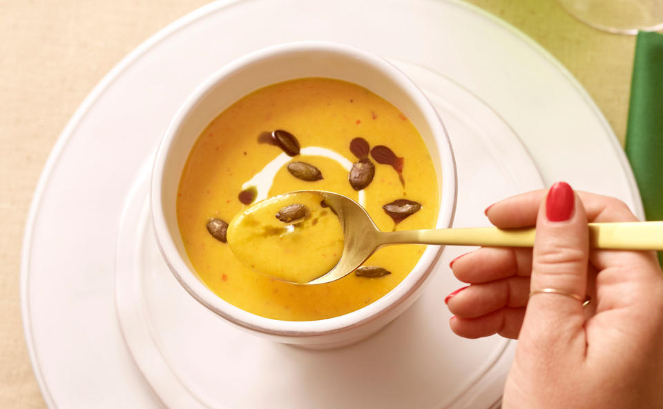 Kürbiscremesuppe mit Sauerrahm, Kernöl und Kürbiskernen • Rezept