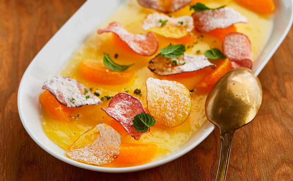 Panna Cotta mit Orangen und bunten Erdäpfelchips