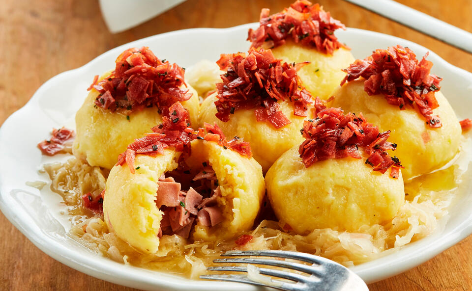 Erdäpfel-Fleischknödel mit Sauerkraut