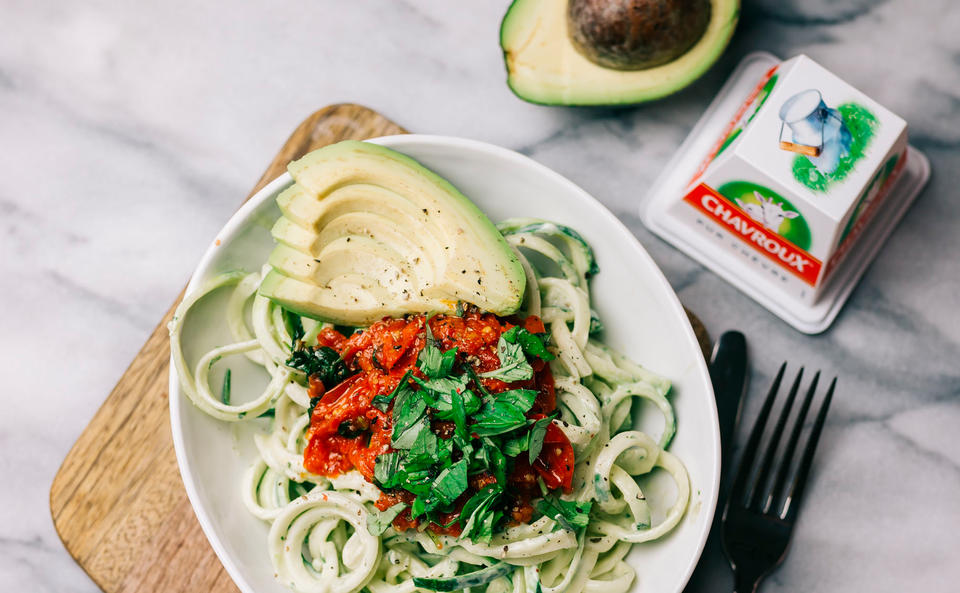 Zucchinipasta mit cremiger Avocado Creme mit Chavroux Ziegenkäse