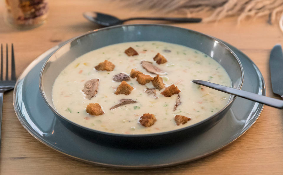 Ganslsuppe mit Gemüse und Brotwürfeln