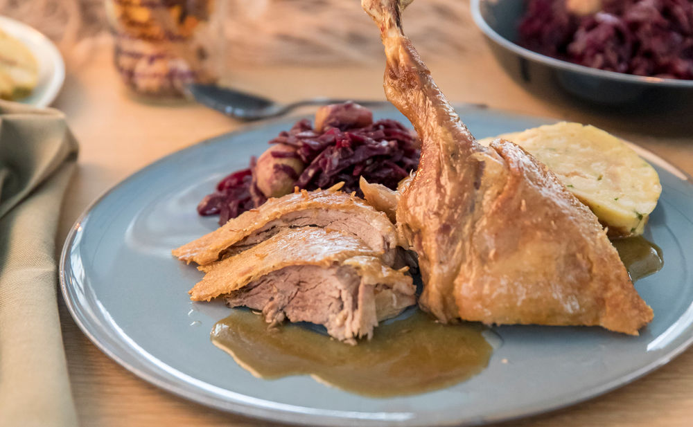 Gansl mit Maroni-Rotkraut und Serviettenknödel • Rezept • GUSTO.AT