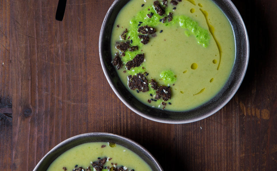 Endiviensuppe mit Pumpernickel