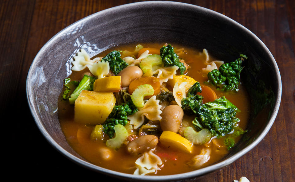 Minestrone mit Pancetta, Farfalle und Pesto