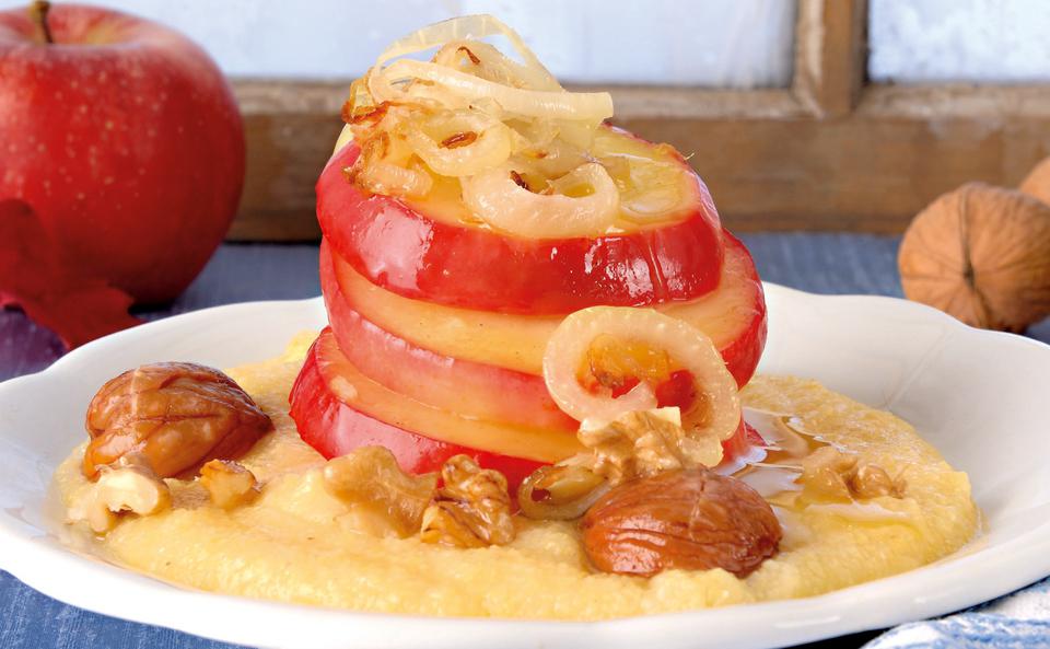 Gebratene Äpfel mit Zwiebeln, Maroni, Nüssen und Parmesan-Polenta