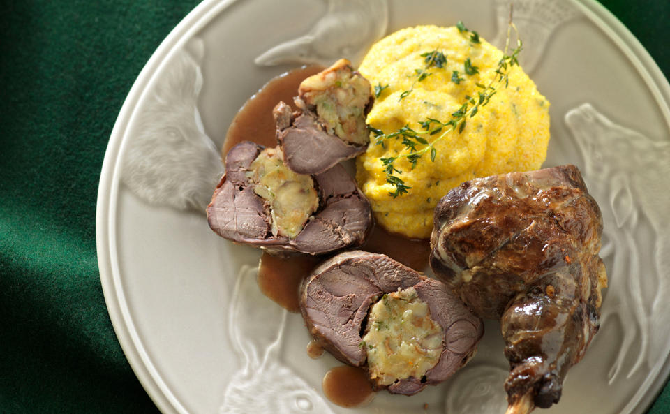 Hasenkeule mit Briochefülle auf Thymianpolenta