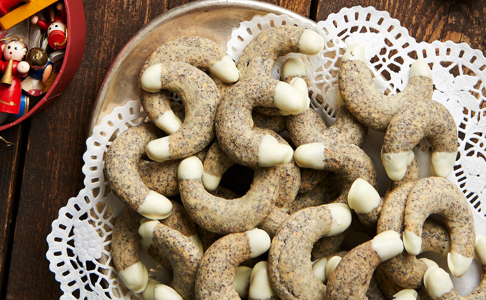 Mohnkipferl mit weißer Schokolade • Rezept • GUSTO.AT