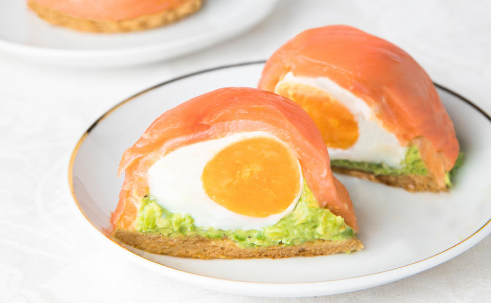 Avocado-Lachs-Törtchen mit pochiertem Ei