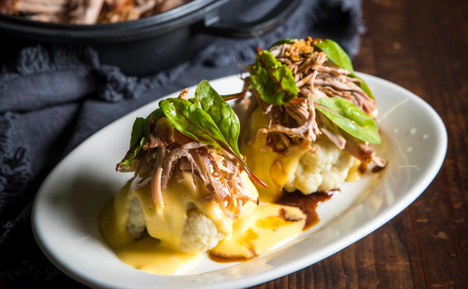 Pulled Pork auf Mini-Karfiol mit Sauce Hollandaise