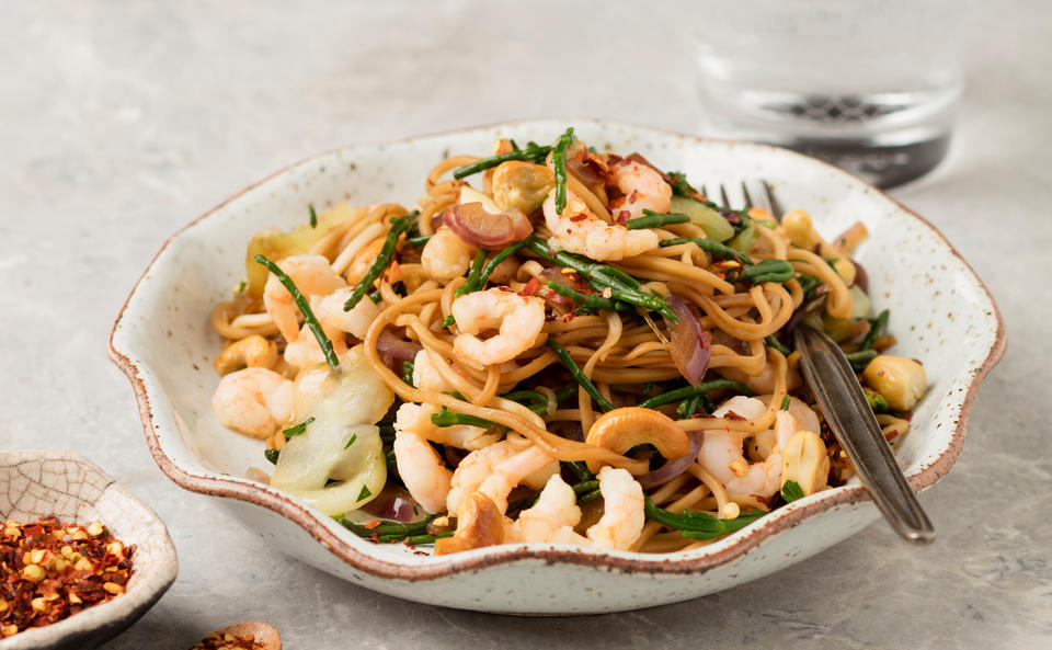 Asia-Nudeln mit Pak Choi, Shrimps und Cashews • Rezept • GUSTO.AT