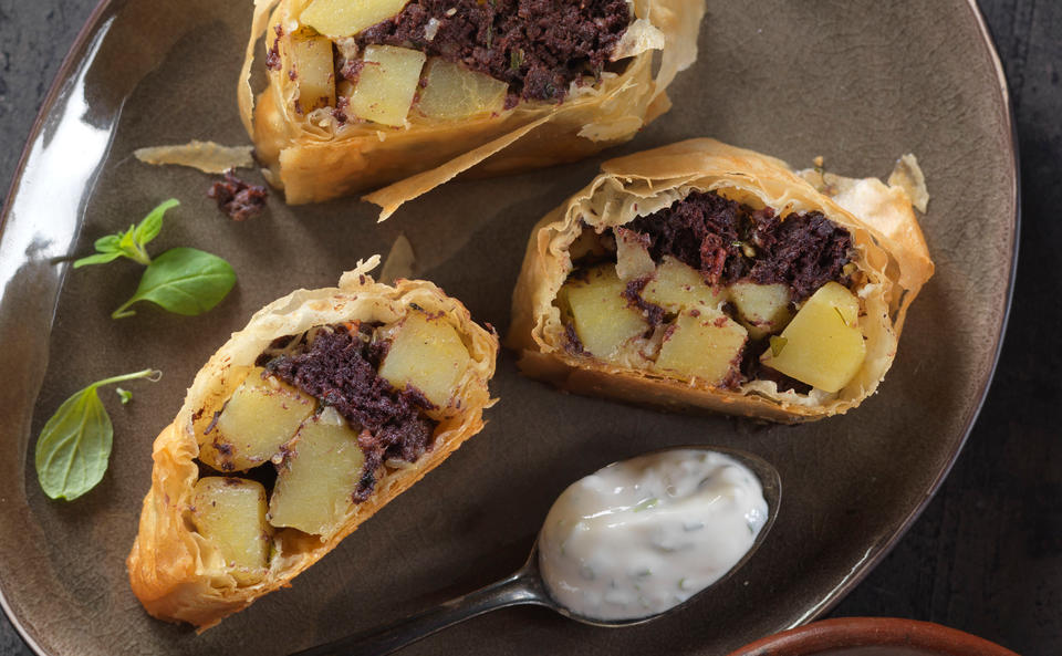 Erdäpfel-Blunzenstrudel mit Knoblauchsauce